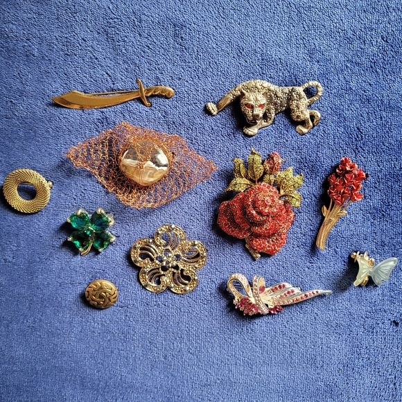 Avon Jewelry - Vintage to Modern Romantic Floral Brooch/Pin Lot, Set of 11